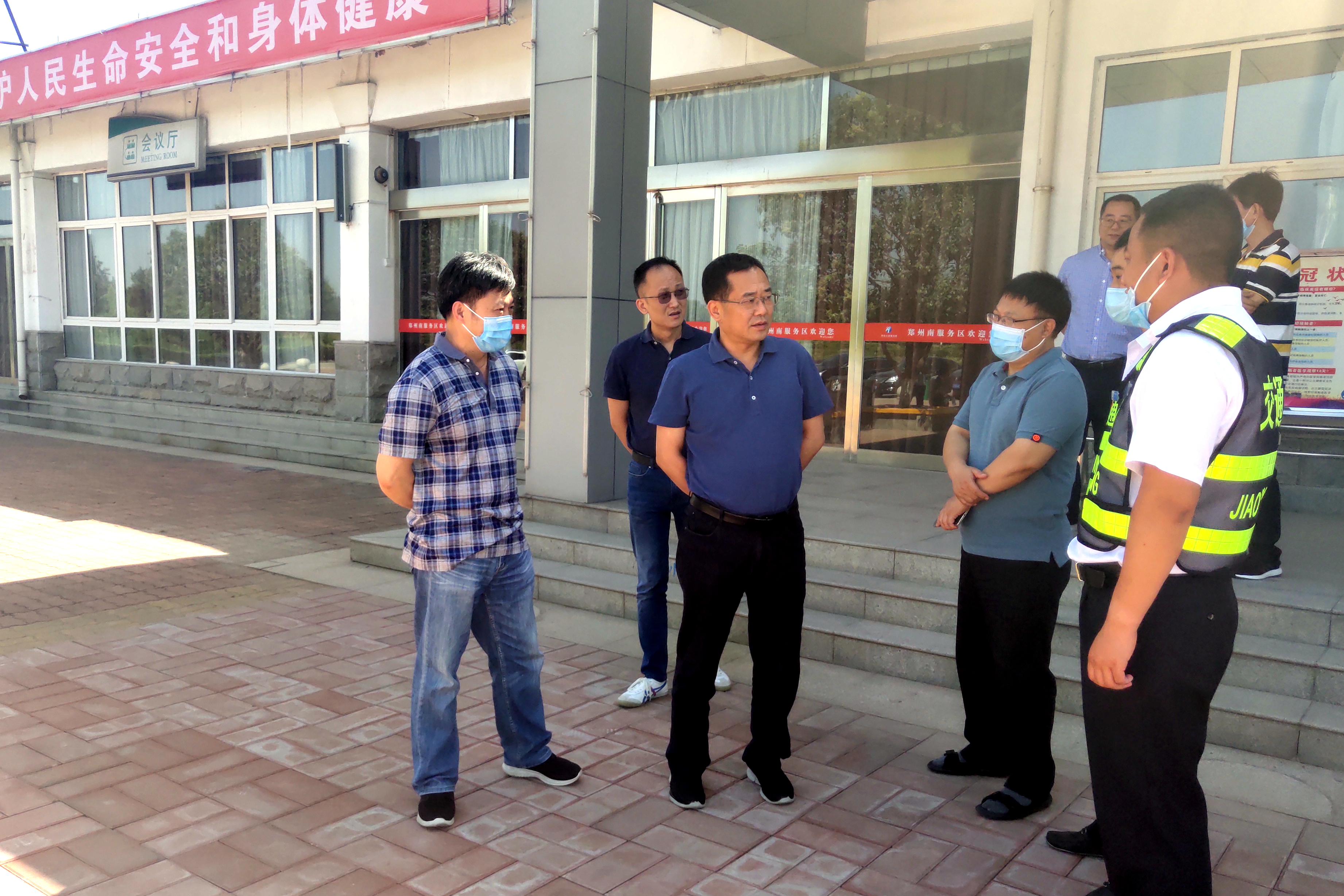 蘇凱部長(zhǎng)到鄭州南服務(wù)區(qū)檢查指導(dǎo)工作.jpg 蘇凱部長(zhǎng)到鄭州南服務(wù)區(qū)檢查指導(dǎo)工作.jpg