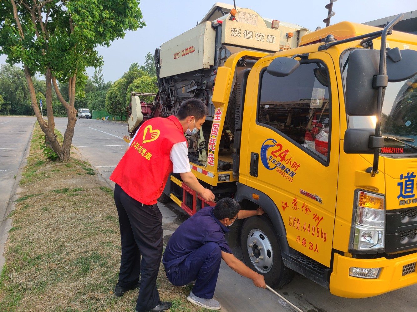 服務三夏(周口東服務區(qū) 張增利 13849452006)4.jpg 服務三夏(周口東服務區(qū) 張增利 13849452006)4.jpg