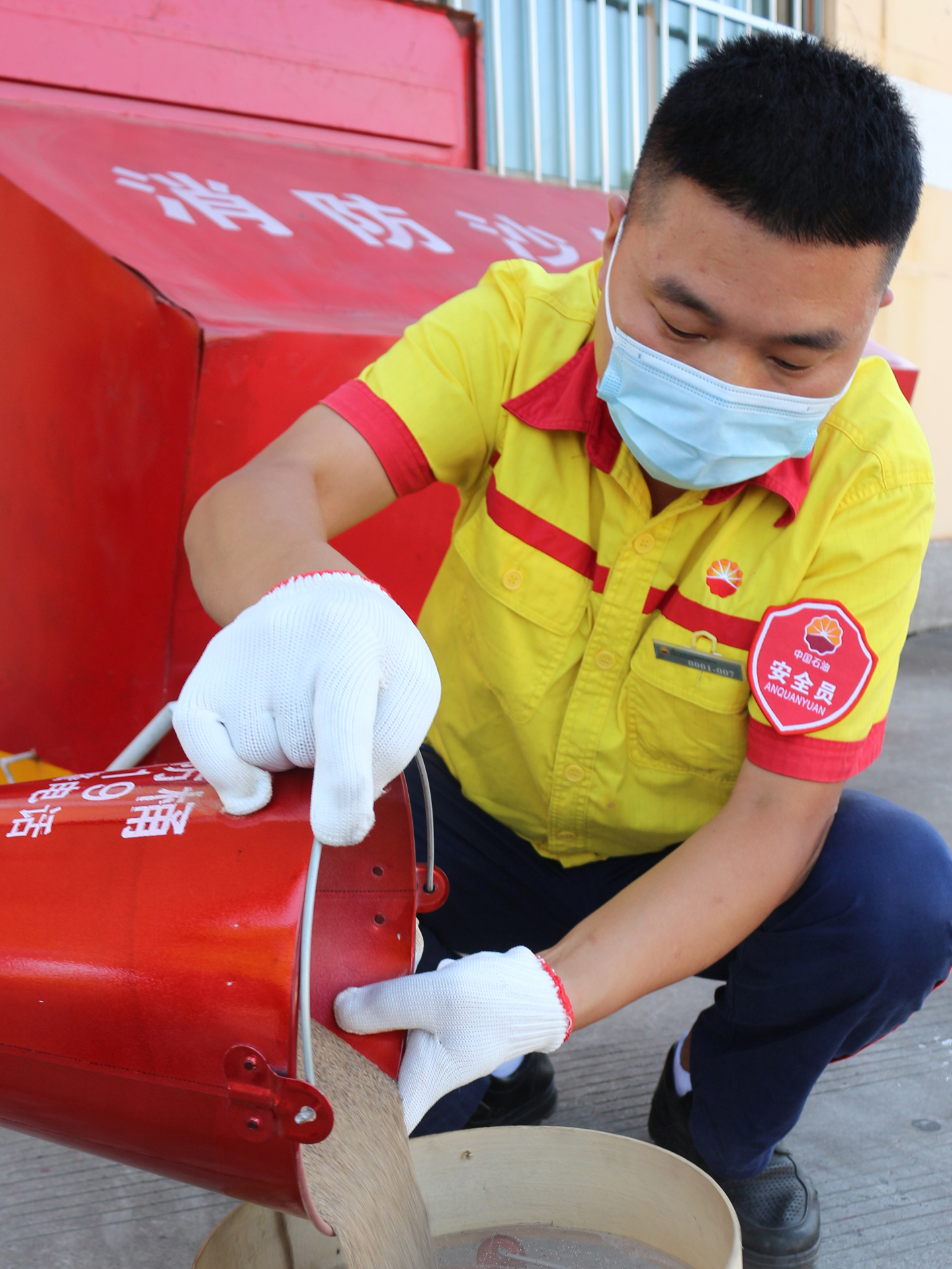 自制消防沙池-用篩子過濾沙.jpg 自制消防沙池-用篩子過濾沙.jpg