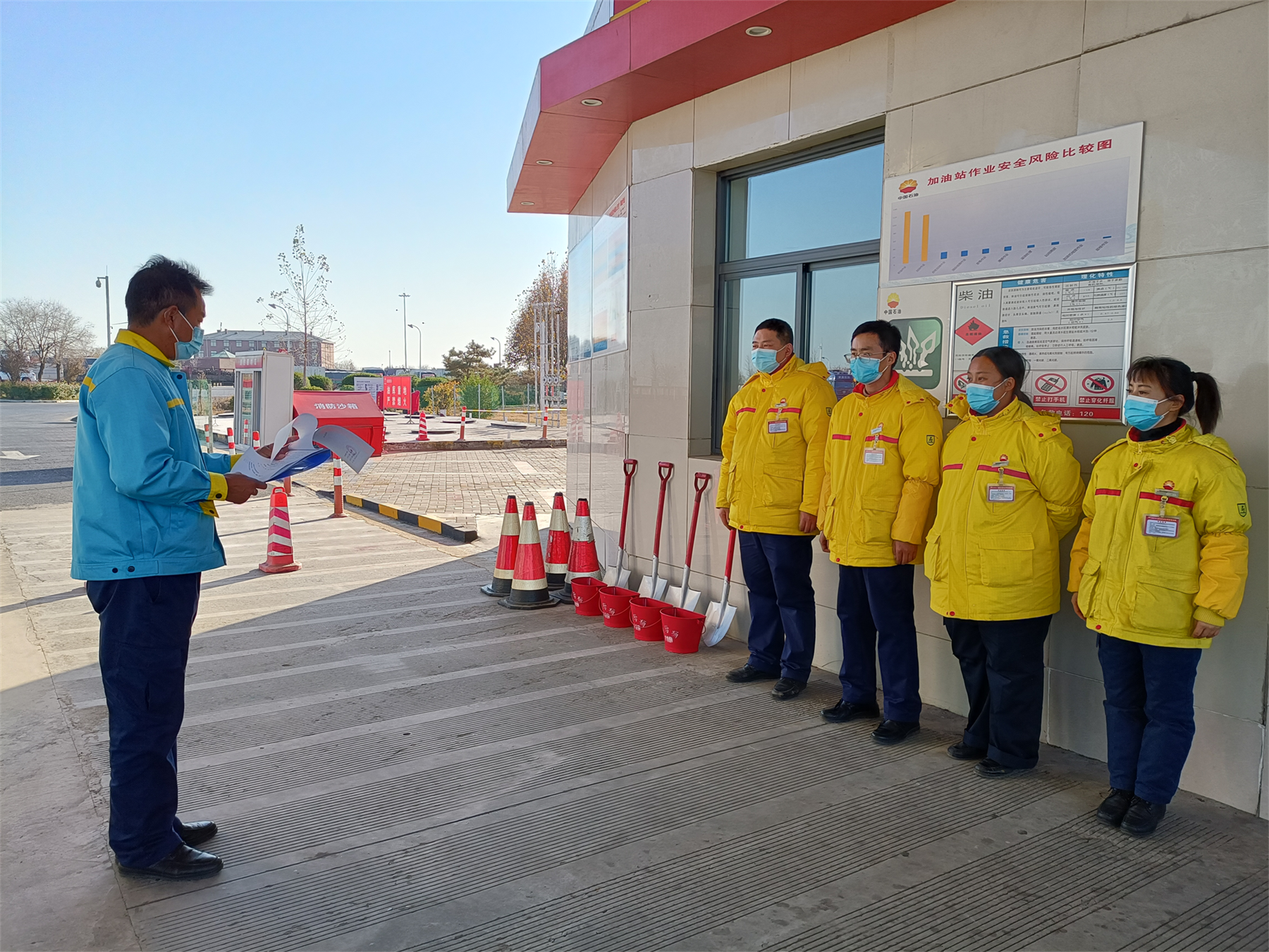 學(xué)習(xí)寒潮天氣應(yīng)對(duì)預(yù)案。鶴壁加油站,楊志杰 攝.png