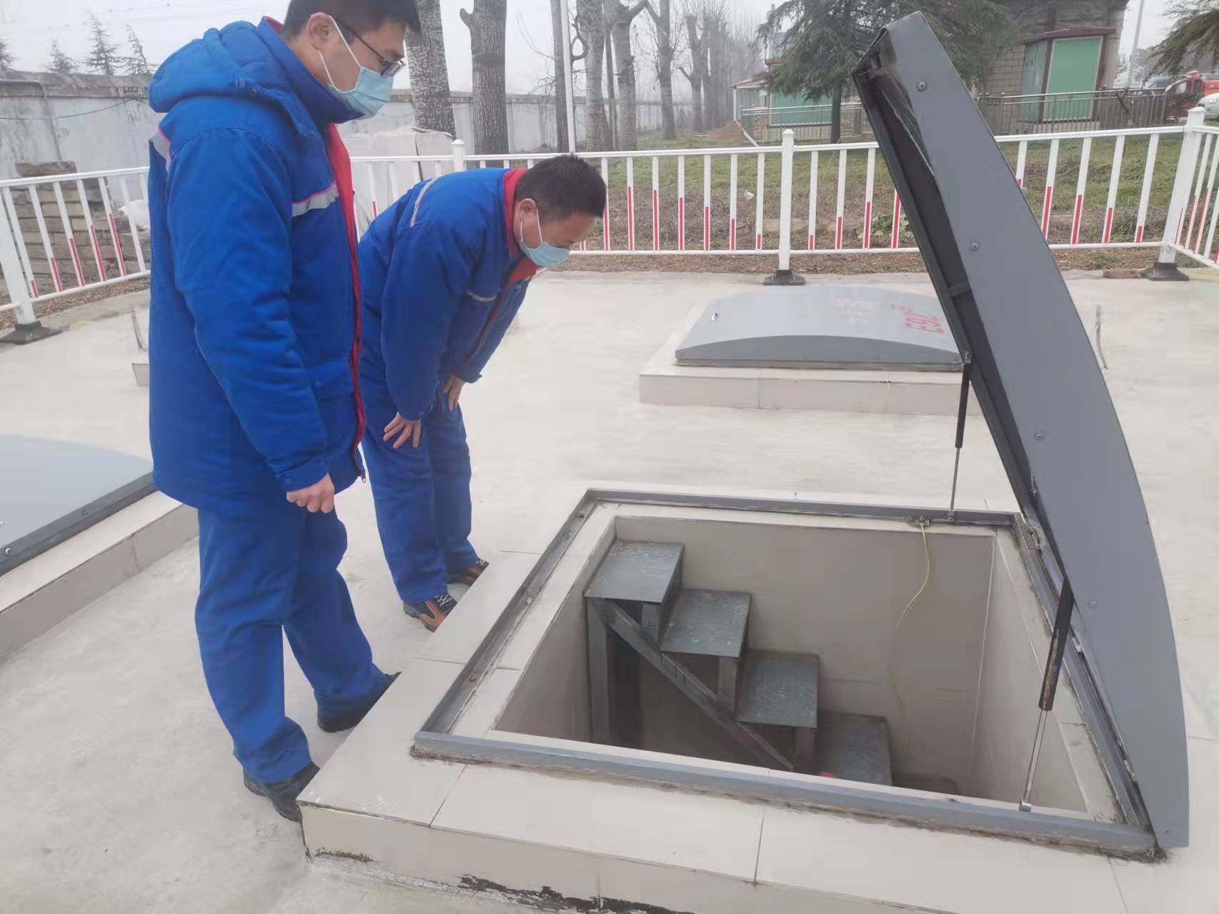 高速石化許昌加油站除雪保通檢查油罐區(qū)圖片2-徐姍.jpg